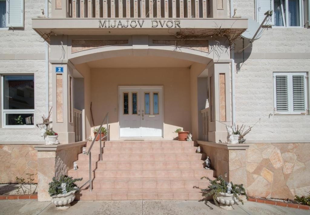 Apartments Mijajov Dvor Sumartin Ngoại thất bức ảnh