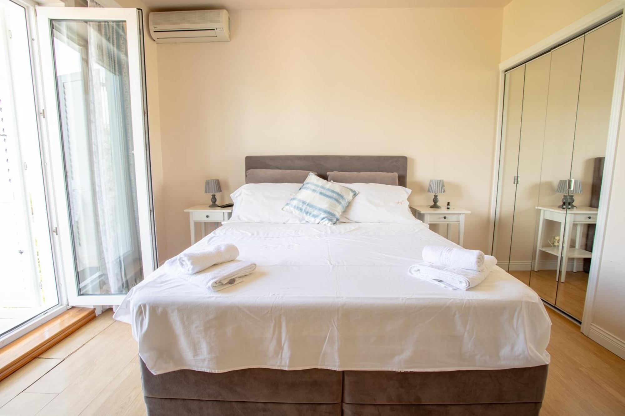 Apartments Mijajov Dvor Sumartin Ngoại thất bức ảnh