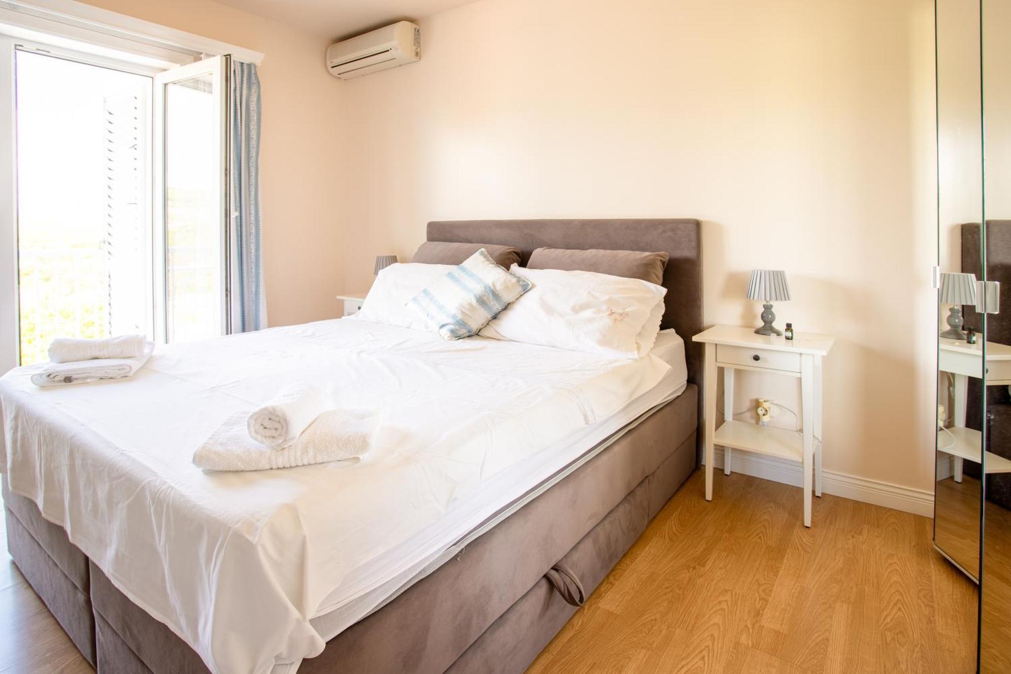 Apartments Mijajov Dvor Sumartin Ngoại thất bức ảnh