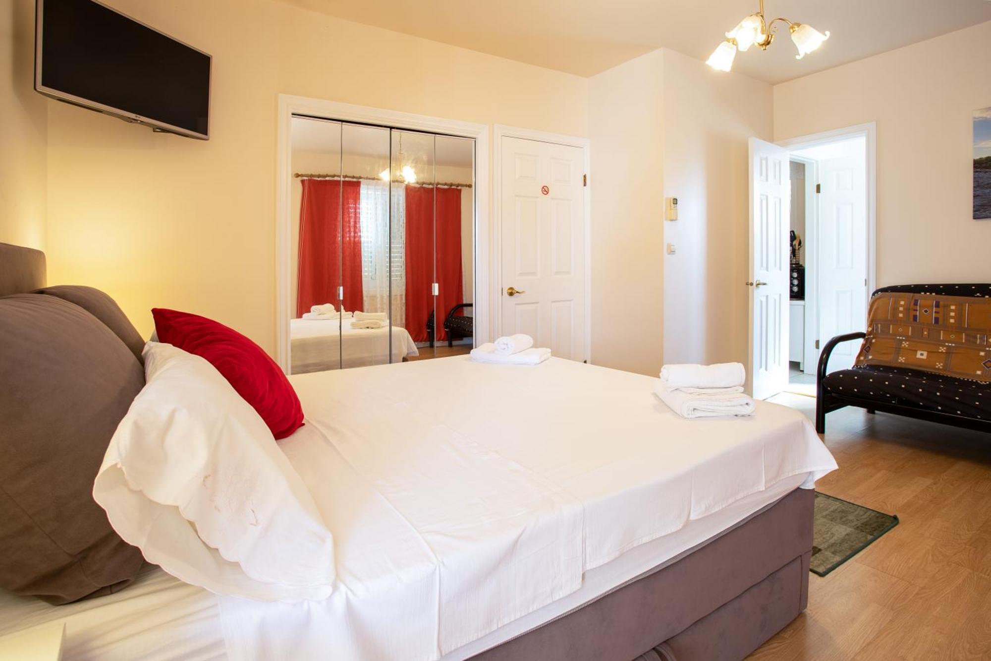 Apartments Mijajov Dvor Sumartin Phòng bức ảnh