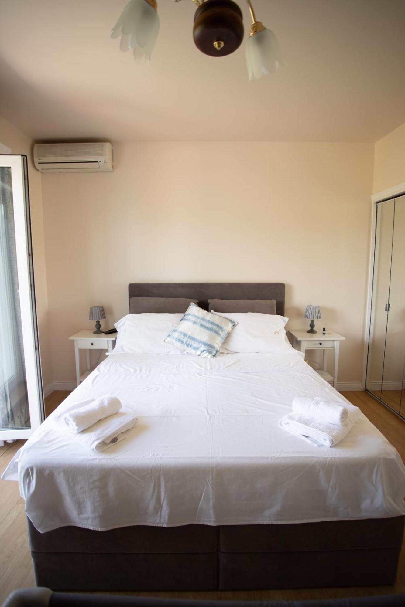 Apartments Mijajov Dvor Sumartin Phòng bức ảnh