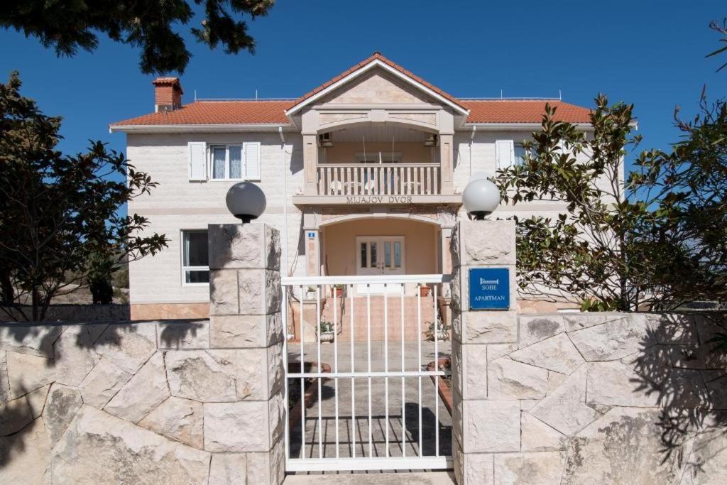 Apartments Mijajov Dvor Sumartin Phòng bức ảnh